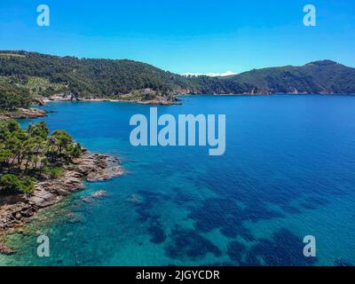 Vue aérienne sur Megali Ammos ou grande plage de sable dans l'ouest de l'île d'Alonissos, Grèce, Europe Banque D'Images