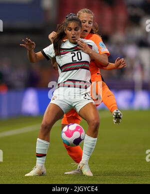 Francisca Nazareth, du Portugal, et Lynn Wilms, des pays-Bas, se battent pour le ballon lors du match de l'UEFA Women's Euro 2022 Group C au Leigh Sports Village. Date de la photo: Mercredi 13 juillet 2022. Banque D'Images