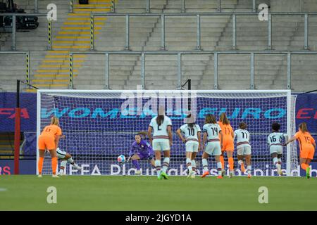 Wigan, Angleterre : 13/07/2022, 13th juillet 2022, Leigh Sports Village, Wigan, Angleterre: Femmes European International football, pays-Bas contre Portugal: Carole Costa du Portugal marque une pénalité dans les 38th minutes pour le faire 2-1 aux pays-Bas. Banque D'Images