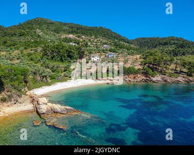 Vue aérienne sur Megali Ammos ou grande plage de sable dans l'ouest de l'île d'Alonissos, Grèce, Europe Banque D'Images