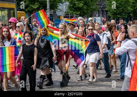 Jeunes avec drapeaux arc-en-ciel ou drapeaux de fierté à la parade Helsinki Pride 2022 à Mannerheimintie, Helsinki, Finlande Banque D'Images