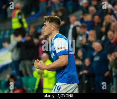 Windsor Park, Belfast, Irlande du Nord, Royaume-Uni. 13 juillet 2022. Première partie de qualification de la Ligue des champions de l'UEFA (deuxième partie) – Linfield contre TNS. Action du match de ce soir au parc Windsor (Linfield en bleu). Ethan Devine (19 marque le deuxième but de Linfield en temps supplémentaire. Crédit : CAZIMB/Alamy Live News. Banque D'Images