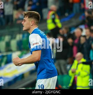 Windsor Park, Belfast, Irlande du Nord, Royaume-Uni. 13 juillet 2022. Première partie de qualification de la Ligue des champions de l'UEFA (deuxième partie) – Linfield contre TNS. Action du match de ce soir au parc Windsor (Linfield en bleu). Ethan Devine (19 marque le deuxième but de Linfield en temps supplémentaire. Crédit : CAZIMB/Alamy Live News. Banque D'Images