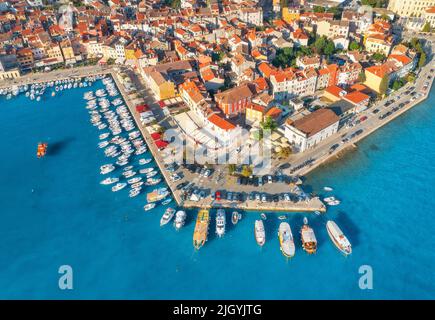 Vue aérienne de la belle vieille ville, de la mer, des bateaux et des yachts Banque D'Images