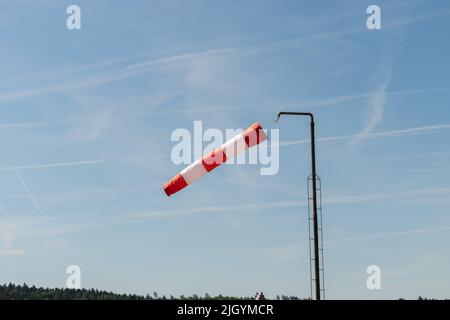 Lommis, Suisse, 11 mai 2022 Windsock agite dans le vent à un petit aérodrome Banque D'Images