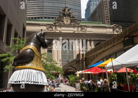 Bjorn Okholm les statues de bronze fantaisiste de Skaarup sont exposées sur Pershing Square, devant le Grand Central terminal, New York City, USA 2022 Banque D'Images