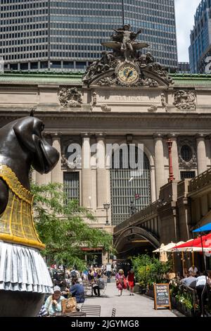 Bjorn Okholm les statues de bronze fantaisiste de Skaarup sont exposées sur Pershing Square, devant le Grand Central terminal, New York City, USA 2022 Banque D'Images