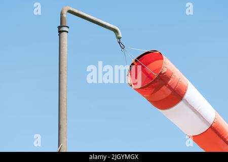 Lommis, Suisse, 11 mai 2022 Windsock agite dans le vent à un petit aérodrome Banque D'Images