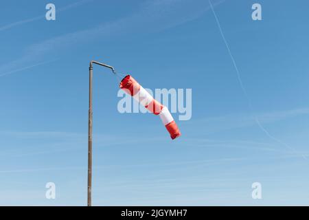 Lommis, Suisse, 11 mai 2022 Windsock agite dans le vent à un petit aérodrome Banque D'Images