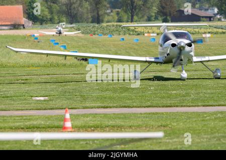 Lommis, Suisse, 11 mai 2022 l'avion de propulsion Diamond DA40D roule sur un petit aérodrome Banque D'Images