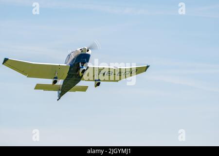 Lommis, Suisse, 11 mai 2022 l'avion de propulsion Robin DR400 part d'un petit aérodrome Banque D'Images