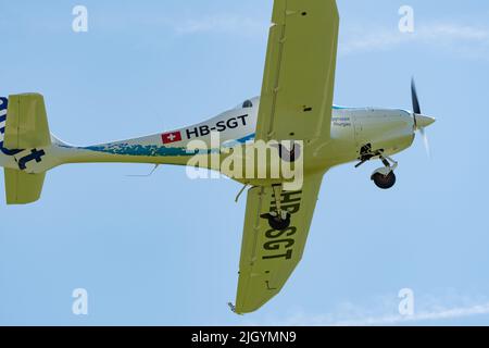 Lommis, Suisse, 11 mai 2022 Aquila A211 hélice dans le ciel bleu Banque D'Images