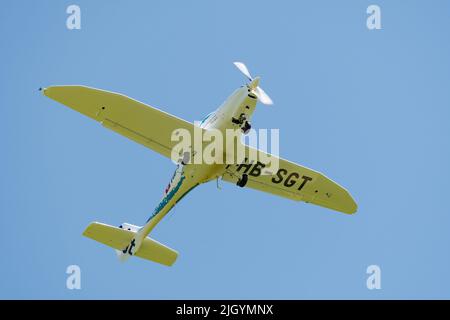 Lommis, Suisse, 11 mai 2022 Aquila A211 hélice dans le ciel bleu Banque D'Images