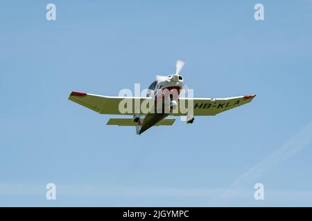 Lommis, Suisse, 11 mai 2022 l'avion de propulsion Robin DR401-155CDI part d'un petit aérodrome Banque D'Images