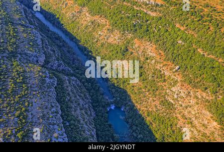 Vue aérienne du canyon de la rivière Krka en Croatie Banque D'Images