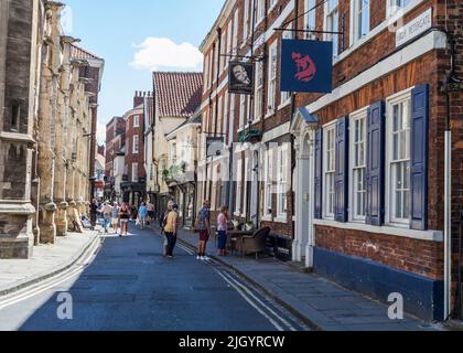 Une scène de rue à High Petergate, York, North Yorkshire, Angleterre, Royaume-Uni Banque D'Images