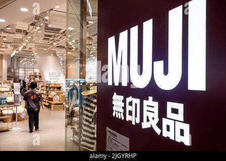 Hong Kong, Chine. 13th juillet 2022. Entreprise japonaise de vente au détail de vêtements et de ménage, magasin Muji à Hong Kong. (Photo de Budrul Chukrut/SOPA Images/Sipa USA) crédit: SIPA USA/Alay Live News Banque D'Images