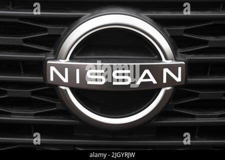 WETZLAR, ALLEMAGNE 2022-04-23: Logo Nissan sur une voiture. Nissan est un constructeur automobile multinational japonais. Banque D'Images