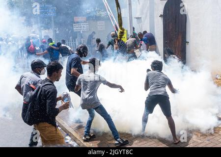 Colombo, Ouest, Sri Lanka. 13th juillet 2022. Des manifestants sri-lankais ont manifesté devant le cabinet du Premier ministre contre le Premier ministre Ranil Wickremesinghe (président en exercice). Les manifestants se sont mis en colère après la fuite du président Gotabhaya Rajapaksha aujourd'hui aux Maldives. (Credit image: © Isura Nimantha/Pacific Press via ZUMA Press Wire) Banque D'Images