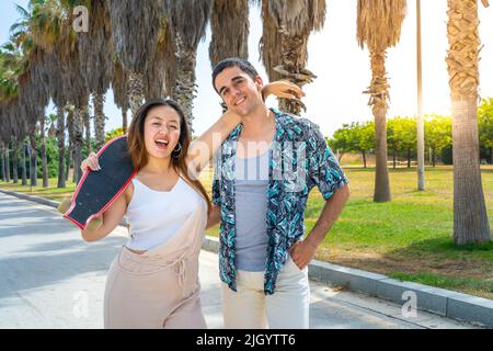 Faites-vous plaisir avec des amis tendance et variés grâce à la longue planche qui se tient les uns les autres avec style. Banque D'Images