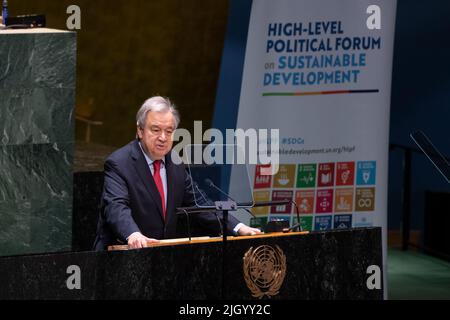 (220713) -- NATIONS UNIES, 13 juillet 2022 (Xinhua) -- le Secrétaire général des Nations Unies, Antonio Guterres, prononce un discours à l'ouverture du segment ministériel du Forum politique de haut niveau sur le développement durable au siège des Nations Unies à New York, sur 13 juillet 2022. M. Guterres a appelé mercredi à une action immédiate dans quatre domaines afin que le monde puisse mieux tirer parti de la COVID-19 et faire progresser le développement durable. (Eskinder Debebe/un photo/document via Xinhua) Banque D'Images