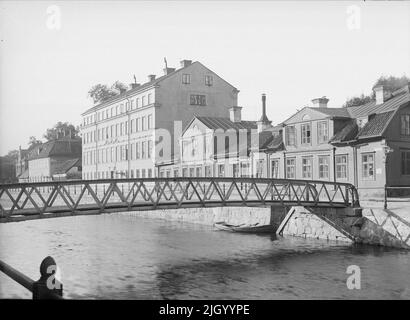 Le moine de quartier à Västra Ågatan à Uppsala 1901 - 1902. Le moine de quartier, la façade vers Västra Ågatan. L'un des environnements étudiants classiques de la ville, réécrit dans de nombreux mémoires. De droite à gauche imperfectum, les Jeux Olympiques et l'ancien laboratoire Chemicum. La droite d'Imperfectum fut construite vers 1800, tandis que sa partie occidentale fut ajoutée en 1848 par Akademikcursor A Bergholm. Les Jeux Olympiques, qui sont devenus le premier grand immeuble d'Uppsala, a été construit en 1853 par pierre. Le dernier étage a été décoré dès le début avec un centre d'étudiants, aménagé le long d'un long couloir. Imperfectum Banque D'Images