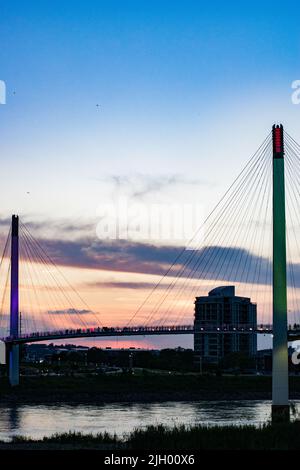 Un cliché vertical du pont piétonnier Bob Kerrey, Omaha, Nebraska sous le ciel du coucher du soleil Banque D'Images