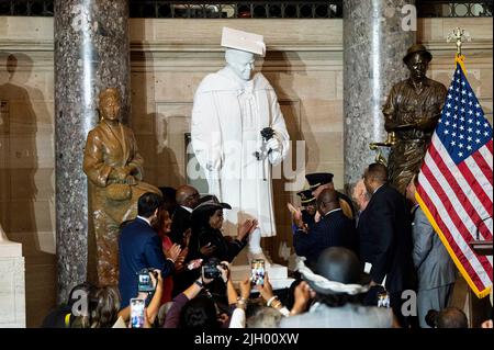 13 juillet 2022, Washington, District de Columbia, États-Unis : une statue de la pionnière des droits civils Mary McLeod Bethune a officiellement remplacé une statue d'un général confédéré dans la salle de la statue du Capitole. Bethune a fait de l'histoire la première personne noire à avoir une statue commandée par l'État dans le hall de la statuaire, qui comprend deux statues de chaque état. (Image de crédit : © Michael Brochstein/ZUMA Press Wire) Banque D'Images