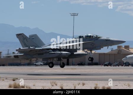 Un growler EA-18G affecté à l'escadron d'attaque électronique VAQ-132, à la base aérienne navale de l'île Whidbey, prend son envol pendant le drapeau rouge Nellis 22-3, à la base aérienne de Nellis, au Nevada (11 juillet 2022). Le RF-N 22-3 comprend plus de 17 unités et environ 2 000 participants. (É.-U. Photo de la Force aérienne par Airman classe 1st lames Josey) Banque D'Images