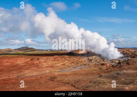 Gunnuhver est situé dans le parc géoparc UNESCO de Reykjanes. C'est une zone géothermique très active de piscines de boue et de vapeur sur la partie sud-ouest de Banque D'Images