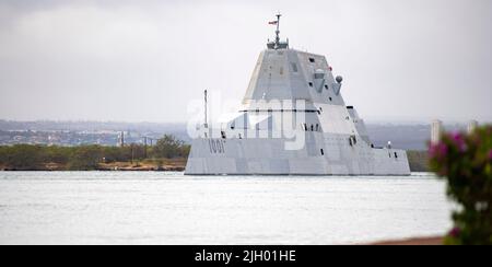 220712-N-KH173-1013 PEARL HARBOR (12 juillet 2022) destroyer de classe Zumwalt USS Michael Monsoor (DDG 1001) quitte Pearl Harbor pour commencer la phase en mer de Rim of the Pacific (RIMPAC) 2022, 12 juillet. Vingt-six nations, 38 navires, quatre sous-marins, plus de 170 avions et 25 000 membres du personnel participent au programme RIMPAC de 29 juin au 4 août dans les îles hawaïennes et dans le sud de la Californie. Le plus grand exercice maritime international au monde, RIMPAC offre une occasion unique de formation tout en favorisant et en soutenant des relations de coopération entre les participants essentielles à la garantie des s Banque D'Images