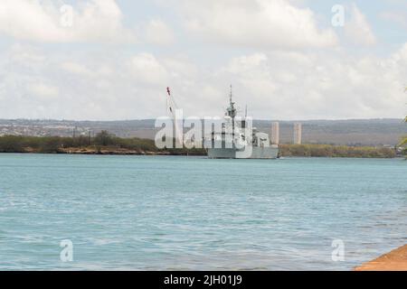 PEARL HARBOUR (11 juillet 2022) frégate de la Marine royale du Canada le NCSM Winnipeg (FFH 338) quitte Pearl Harbour pour commencer la phase en mer de la bordure du Pacifique (RIMPAC) 2022, 11 juillet. Vingt-six nations, 38 navires, quatre sous-marins, plus de 170 avions et 25 000 membres du personnel participent au programme RIMPAC de 29 juin au 4 août dans les îles hawaïennes et dans le sud de la Californie. Le plus grand exercice maritime international au monde, RIMPAC offre une occasion unique de formation tout en favorisant et en maintenant des relations de coopération entre les participants essentielles pour assurer la sécurité des voies maritimes et Banque D'Images