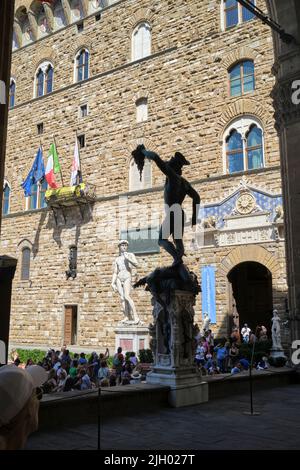 Perseus par Benvenuto Cellini avec David Staue en arrière-plan Loggia dei Lanzi Piazza della Signoria Florence Italie Banque D'Images