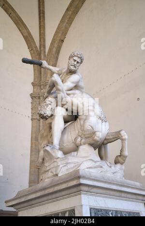 Hercules et Nessus Sculpture de Giambologna dans la Loggia dei Lanzi Florence Italie Banque D'Images