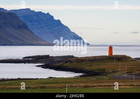 Le phare de Vattarnestangi surplombe le fjord de Reydarfjordur, dans l'est de l'Islande Banque D'Images