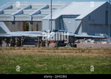 Un F-18 Super Hornet de l'escadron de combat de la Marine (VFA) 192 « Golden Dragons » basé à la base aérienne navale de Lemoore, en Californie. Taxis la rampe ouest de la base aérienne de la Garde nationale de Portland (PANGB), en Oregon. On 12 juillet 2022 pendant qu'elle se prépare au décollage. Les pilotes F-15 Eagle du 123rd Escadron d'appui du PANGB participent à un entraînement de combat aérien (DACT) dissemblable de deux semaines avec les Dragons d'or, 11-22 juillet. (É.-U. Photo de la Garde nationale aérienne par le Sgt. Steph Sawyer) Banque D'Images