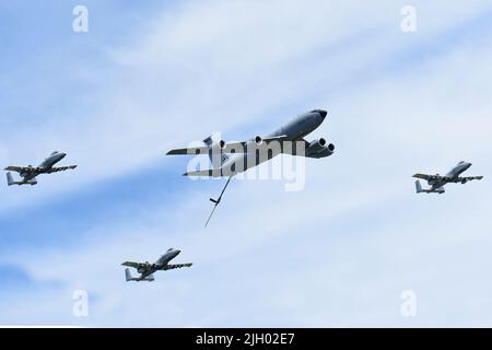 Un KC-135 Stratotanker de l’escadron de ravitaillement aérien 171st, de la base de la Garde nationale aérienne Selfridge, au Michigan (SANGB) et trois Thunderbolt II A-10 de l’escadron de chasseurs 107th, également de SANGB, effectuent un survol lors du salon aérien de la base sur 9 juillet 2022. De nombreuses équipes de démonstration aérienne de renommée mondiale ont joué pour des milliers de spectateurs au cours du salon de l'Air en l'honneur des « 100 prochaines années de SANGB Aviation ». (É.-U. Photo de la Garde nationale aérienne par le Sgt. David Kujawa) Banque D'Images