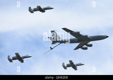 Un KC-135 Stratotanker de l’escadron de ravitaillement aérien 171st, de la base de la Garde nationale aérienne Selfridge, au Michigan (SANGB) et trois Thunderbolt II A-10 de l’escadron de chasseurs 107th, également de SANGB, effectuent un survol lors du salon aérien de la base sur 9 juillet 2022. De nombreuses équipes de démonstration aérienne de renommée mondiale ont joué pour des milliers de spectateurs au cours du salon de l'Air en l'honneur des « 100 prochaines années de SANGB Aviation ». (É.-U. Photo de la Garde nationale aérienne par le Sgt. David Kujawa) Banque D'Images