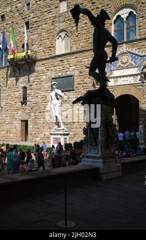 Perseus par Benvenuto Cellini avec David Staue en arrière-plan Loggia dei Lanzi Piazza della Signoria Florence Italie Banque D'Images