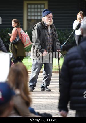 Nick Nolte filmant « Rittenhouse » à Philadelphie, Pennsylvanie. Nolte joue un homme sans abri qui est ami d'un jeune homme qui lui rend visite dans le parc chaque jour au fil des ans. Avec: Nick Nolte où: Philadelphie, Pennsylvanie, États-Unis quand: 18 oct 2021 crédit: Hugh Dillon/WENN.com Banque D'Images