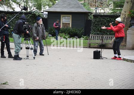 Nick Nolte filmant « Rittenhouse » à Philadelphie, Pennsylvanie. Nolte joue un homme sans abri qui est ami d'un jeune homme qui lui rend visite dans le parc chaque jour au fil des ans. Avec: Nick Nolte où: Philadelphie, Pennsylvanie, États-Unis quand: 18 oct 2021 crédit: Hugh Dillon/WENN.com Banque D'Images