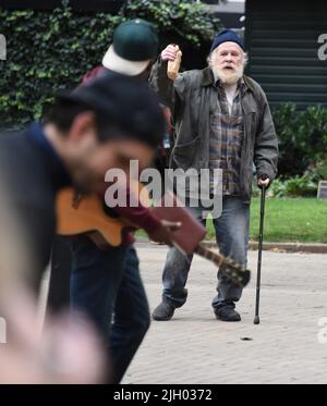 Nick Nolte filmant « Rittenhouse » à Philadelphie, Pennsylvanie. Nolte joue un homme sans abri qui est ami d'un jeune homme qui lui rend visite dans le parc chaque jour au fil des ans. Avec: Nick Nolte où: Philadelphie, Pennsylvanie, États-Unis quand: 18 oct 2021 crédit: Hugh Dillon/WENN.com Banque D'Images