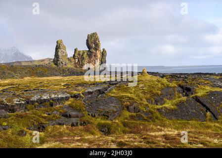 Les Lonndrangar sont une paire de pinacles de roche en Islande. Ce sont des bouchons volcaniques de basalte, qui ont été débayés de la roche environnante plus douce par l'ero Banque D'Images