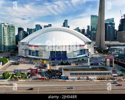 10 juillet 2022, Toronto Ontario Canada. Rogers Centre, domicile de l'antenne Blue Jays de Toronto, est vide tôt le matin. Luke Durda/Alamy Banque D'Images