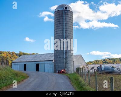 Grain Silo qui est près d'une route de gravier dans la campagne de la Virginie Banque D'Images