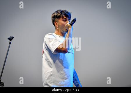 Parc Pegaso, Jesolo (VE), Italie, 13 juillet 2022, Tony Boy ouvre le concert de Madame pendant Madame au Suonica Festival 2022 - concert de musique de chanteur italien Banque D'Images