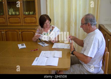 Image d'un couple de personnes âgées vérifiant les factures qui sont arrivées. Référence aux problèmes économiques et à la crise des retraités Banque D'Images