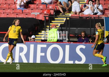 Fridolina Rolfo (femmes de Suède) Stina Blackstenius (femmes de Suède) célèbre après avoir marquant le premier but de son équipe lors du match des femmes de l'UEFA Euro England 2022 entre la Suède 2-1 Suisse au stade Bramal Lane de 13 juillet 2022 à Sheffield, en Angleterre. Credit: Maurizio Borsari/AFLO/Alay Live News Banque D'Images