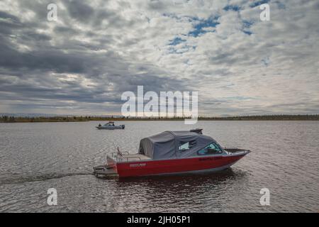 Navigation sur le Grand lac de l'Ours, dans la communauté indigène du nord de Deline, Territoires du Nord-Ouest, Canada, le plus grand lac entièrement au Canada, le FO Banque D'Images