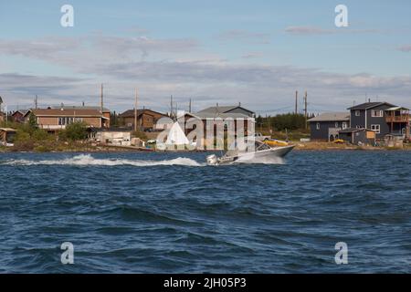 Bateau sur le Grand lac de l'Ours, avec vue sur la communauté autochtone de Deline, Territoires du Nord-Ouest, Canada Banque D'Images